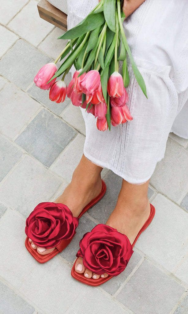 ROMANCE LOOK PARA SALIR A CITA ROMANTICA USANDO SANDALIAS ROJAS DE SATIN CON VESTIDO BLANCO LARGO Y TULIPANES ROSAS PARA LUCIR BOHEMIA