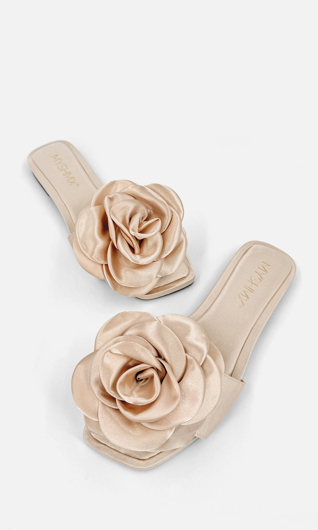 ROMANCE ROMANCE SANDALIAS COLOR NUDE CONFECCIONADAS EN SATIN CON DETALLE DE FLOR 3D AL FRENTE Y PUNTA CUADRADA ABIERTA PARA MUJER  