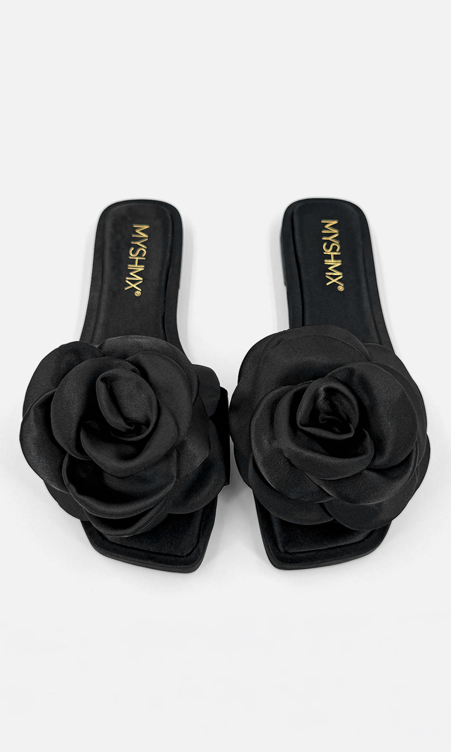 ROMANCE LOOK PARA USAR EN DIAS SOLEADOS COMBINANDO VESTIDO NARANJA CON ABERTURA EN PIERNA Y SANDALIAS NEGRAS CON BOLSO BUCKET 