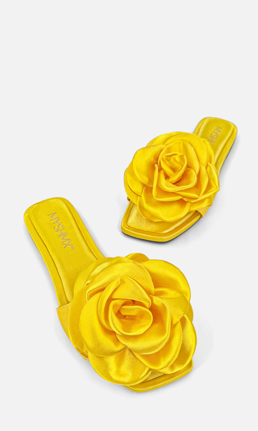 ROMANCE SANDALIAS AMARILLAS DE PUNTA CUADRADA CON DETALLE DE FLOR 3D EN STRAP ARRIBA DE LOS DEDOS Y DISEÑO SLIP ON CONFECCIONADAS EN SATIN