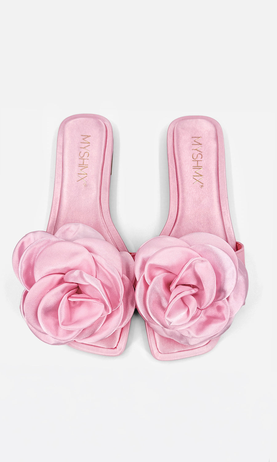 ROMANCE CHICA COMBINA SANDALIAS ROSAS DE PISO CON FLOR 3D MIENTRAS LUCE PANTALON BLANCO Y BLUSA DEL MISMO TONO PARA VERSE CHIC