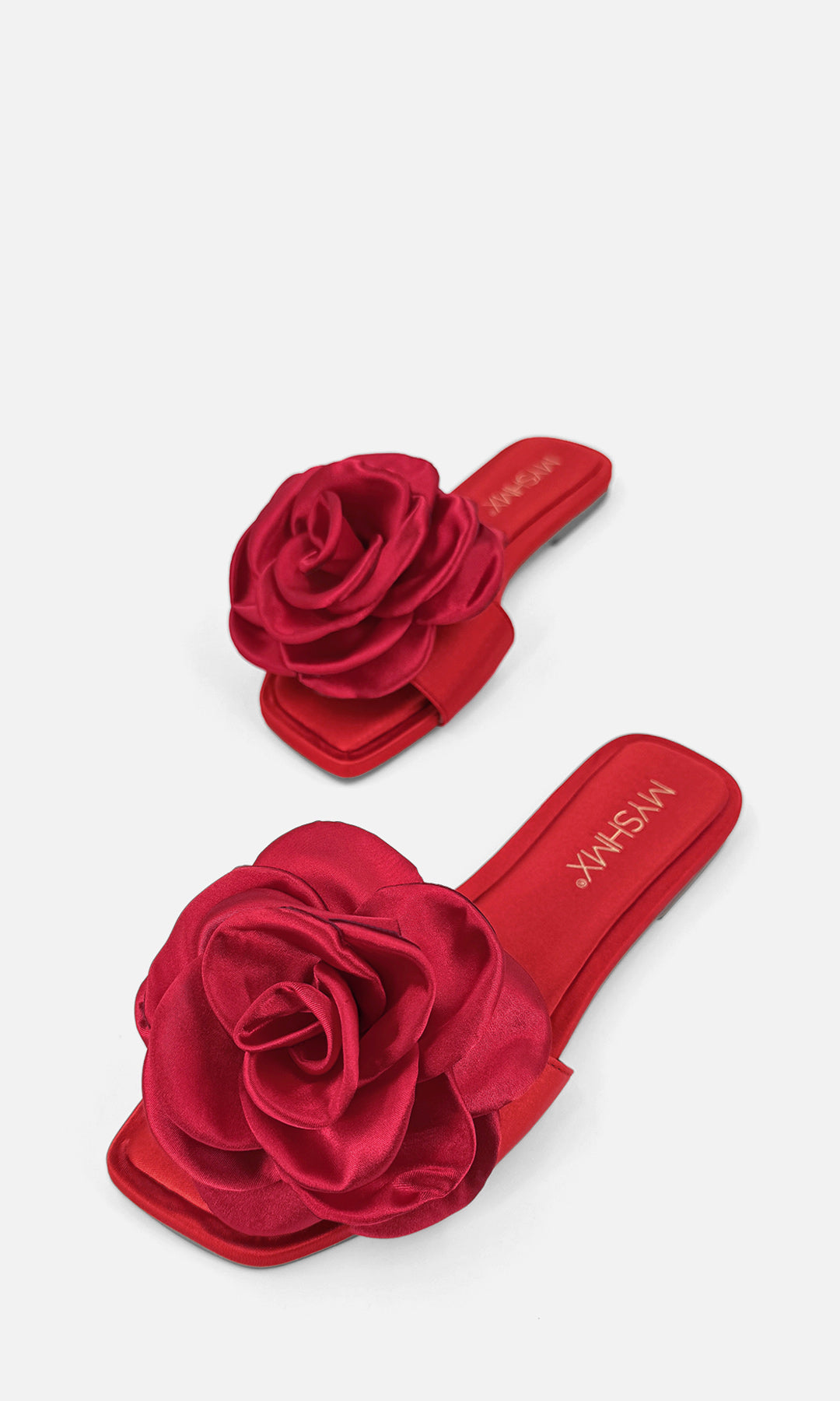ROMANCE SANDALIAS ROJAS CONFECCIONADAS EN SATIN CON DETALLE DE FLOR 3D EN CINTA AL FRENTE Y DISEÑO SLIP ON 