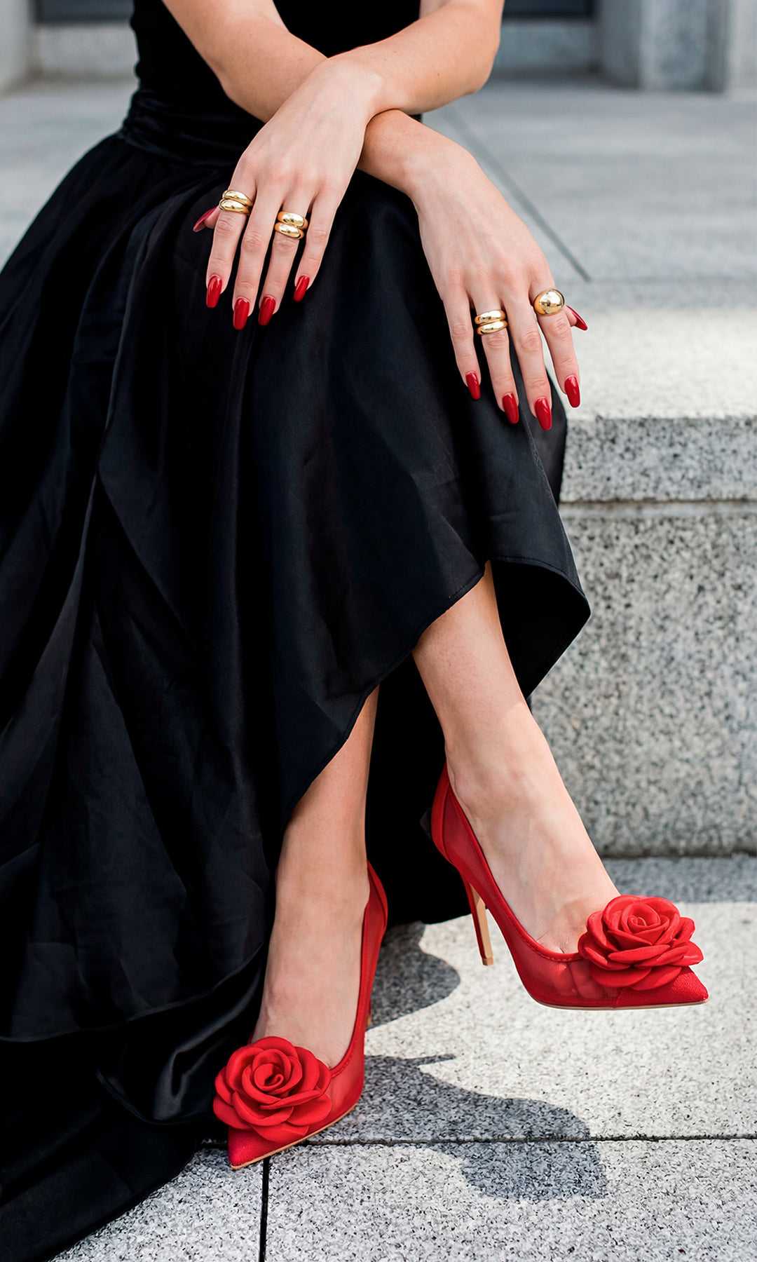 ROSABELLE CÓMO COMBINAR VESTIDO LARGO COLOR NEGRO CON ZAPATILLAS ROJAS DE AGUJA Y ACCESORIOS DORADOS PARA LUCIR FASHION EN EVENTOS DE NOCHE