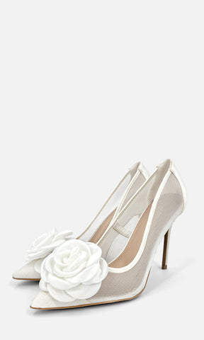 ROSABELLE STILETTOS BLANCOS CONFECCIONADOS EN MESH Y SATIN CON DETALLE DE FLOR 3D EN TERMINACION PUNTIAGUDA CON TACON ALTO DE AGUJA 10.5 CM