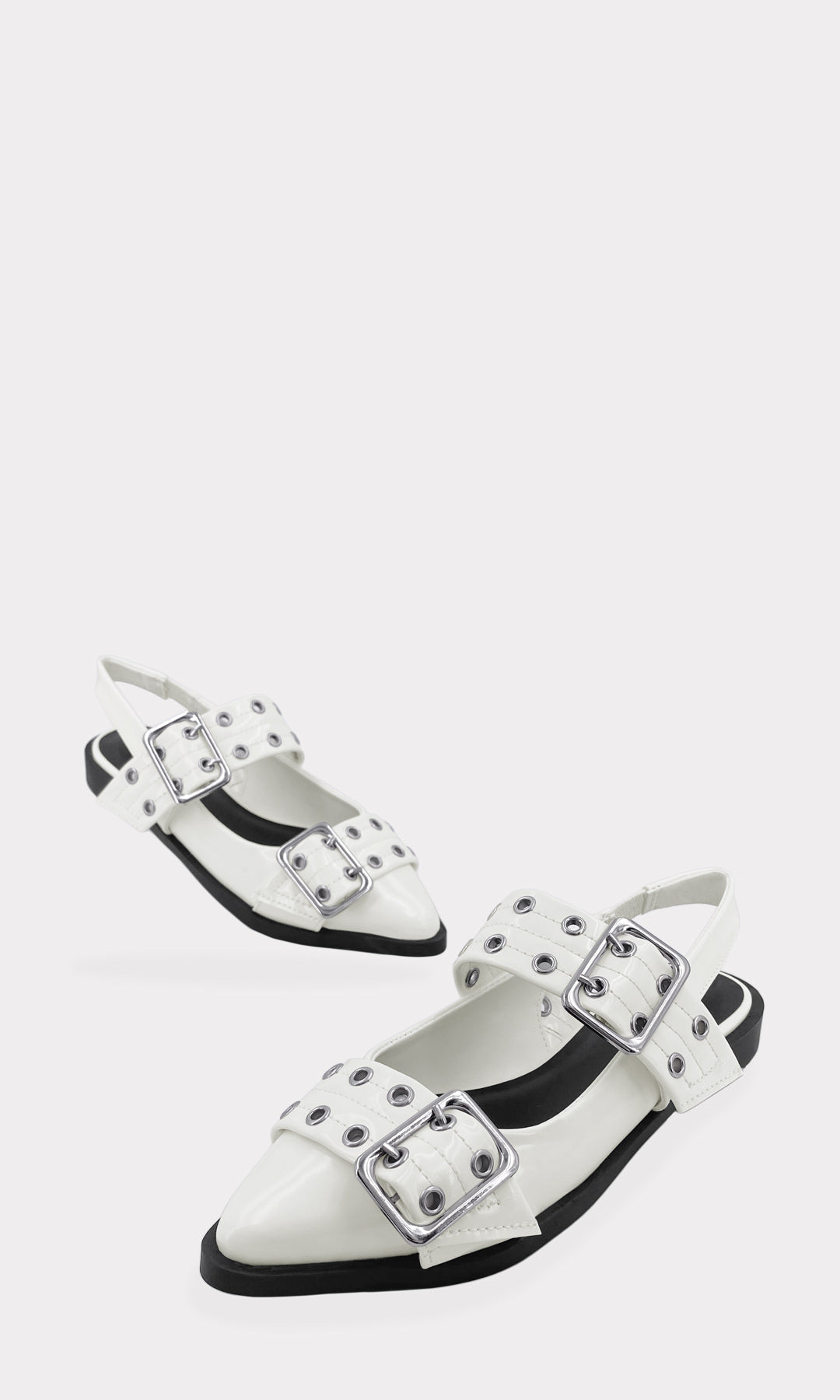 ROSALYN ZAPATOS  BLANCOS DE PISO CON HOJILLOD PLATEADOS EN STRAP ANCHOS ARRIBA DEL EMPEINE HECHOS EN CHAROL Y CON TERMINACION PUNTIAGUDA 