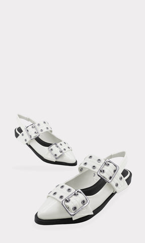 ROSALYN ZAPATOS  BLANCOS DE PISO CON HOJILLOD PLATEADOS EN STRAP ANCHOS ARRIBA DEL EMPEINE HECHOS EN CHAROL Y CON TERMINACION PUNTIAGUDA 