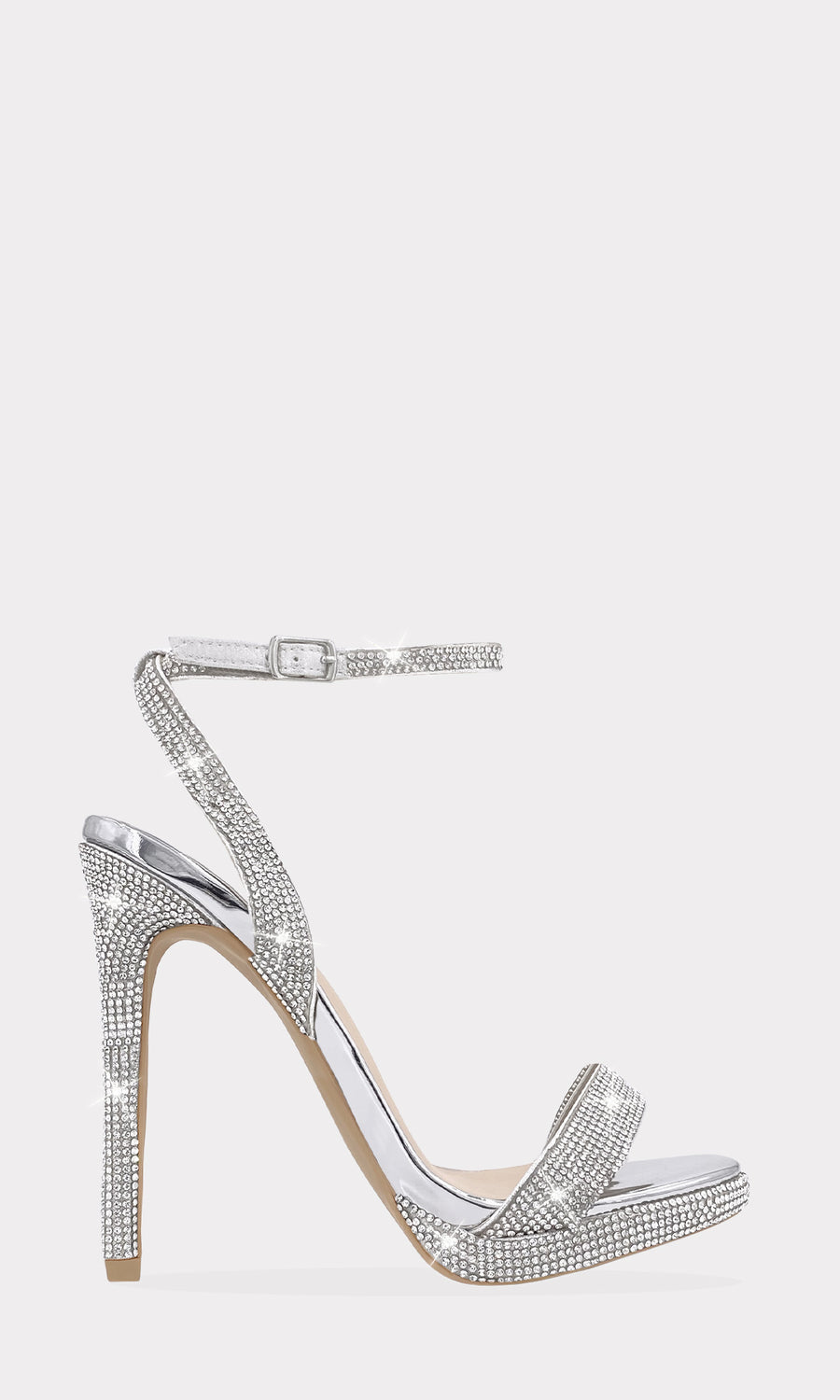 ROXETTE CÓMO USAR VESTIDO NUDE DE BRILLOS CON ZAPATILLAS PLATEADAS Y ANILLO DE DIAMANTE PARA USAR EN UNA CENA ROMANTICA 
