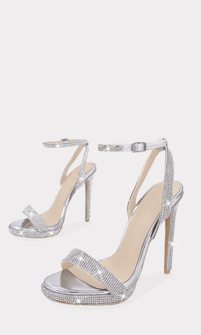 ROXETTE TACON PLATEADO CON BRILLOS EN STRAP AJUSTABLE AL FRENTE DESTALONADOS HECHOS EN CHAROL METALICO Y PUNTA ALMENDRADA PARA USAR CON VESTIDO