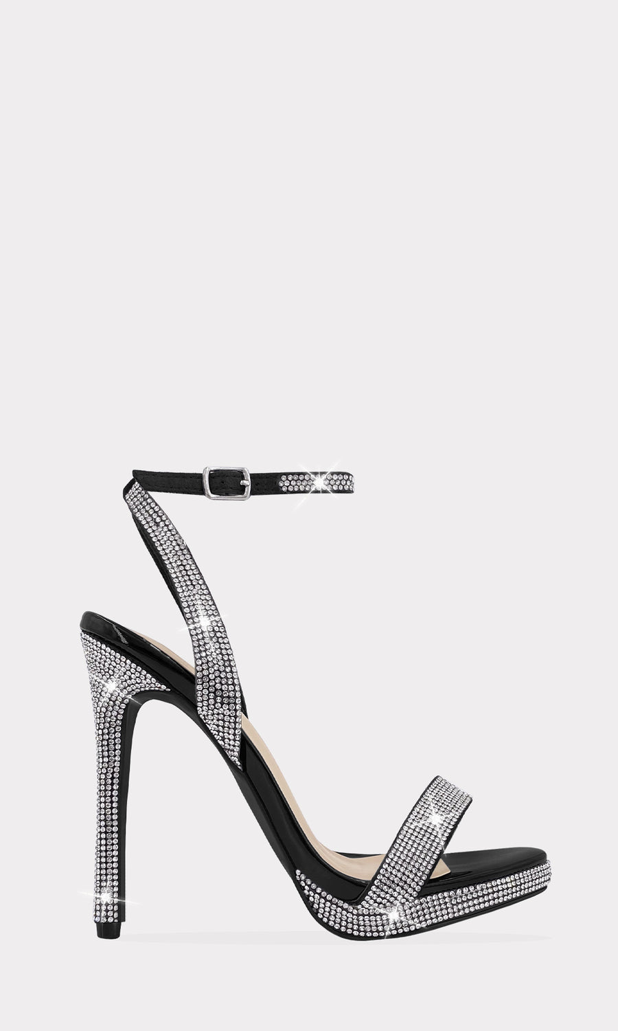 ROXETTE CHICA POSA SOBRE SÁBANA BLANCA ZAPATILLAS NEGRAS CON BRILLOS VESTIDO DE VINIPIEL CON ANILLO DE DIAMANTE PARA UNA CITA 