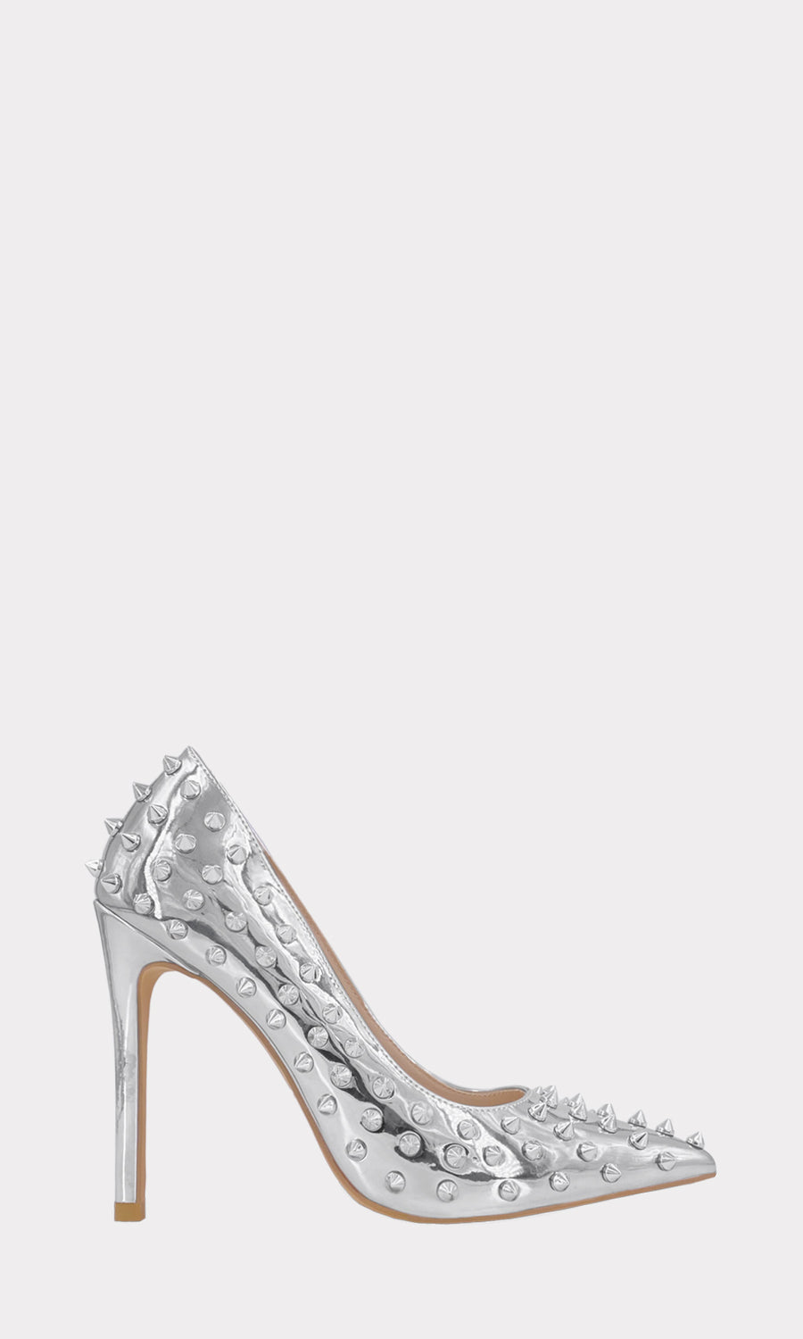  Zapatillas ROXY plata de punta con tacón alto de aguja y estoperoles metálicos, combinadas con medias transparentes y abrigo negro en un look urbano