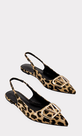 RUNWAY FLATS CON DISEÑO DE LEOPARDO CONFECIONADO EN SATIN CON DETALLE DORADO AL FRENTE DE TERMINACION POINTY DESTALONADO Y TACON DE 1 CM PARA DAMA