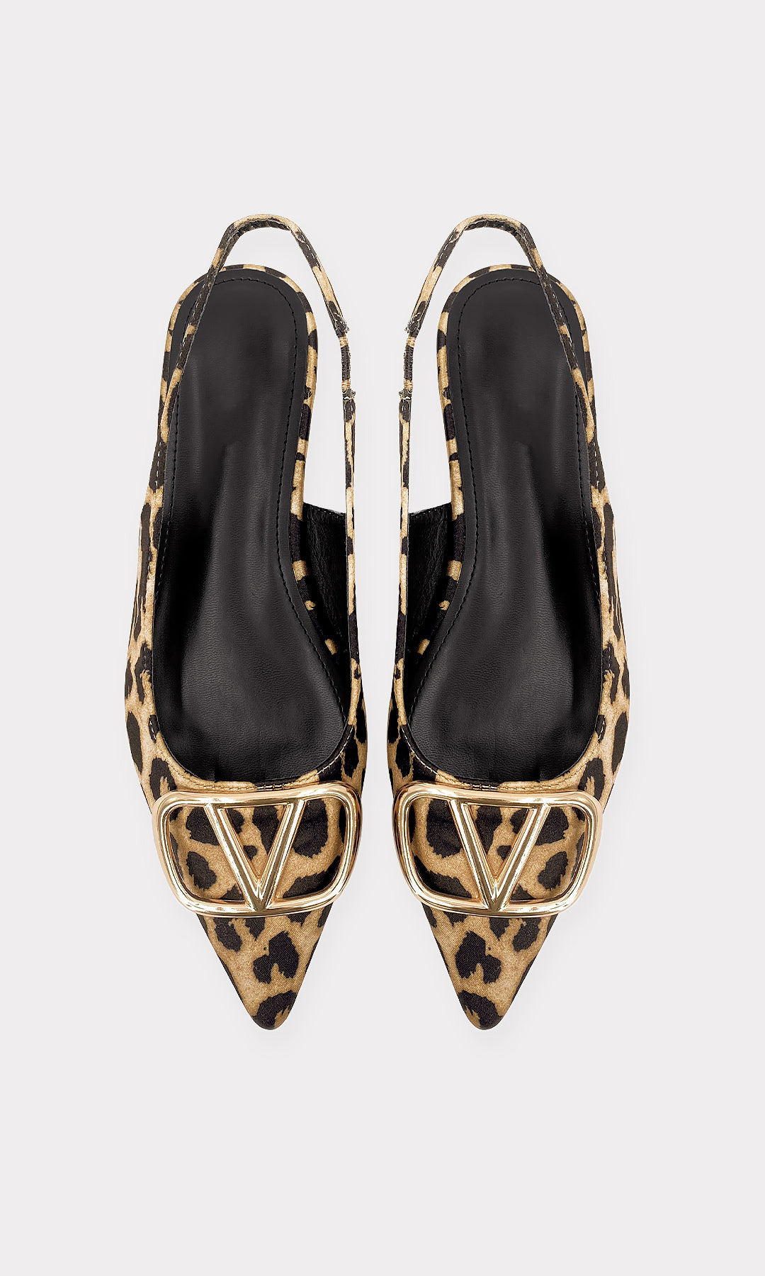 RUNWAY SLINGBACKS DE TACON BAJO CON TERMINACION POITNY Y DETALLE METALICO AL FRENTE PARA USAR CON PANTALON DE MEZCLILLA