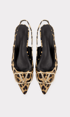 RUNWAY SLINGBACKS DE TACON BAJO CON TERMINACION POITNY Y DETALLE METALICO AL FRENTE PARA USAR CON PANTALON DE MEZCLILLA