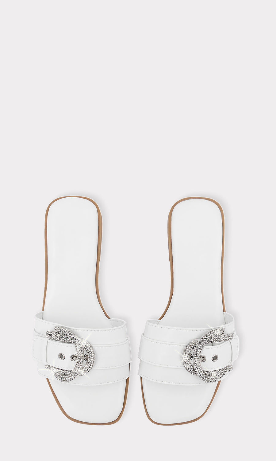 RUST CHICA COMBINA SANDALIAS BLANCAS DE PISO CON VESTIDO LARGO CON RAYAS BLANCAS Y NEGRAS PARA VERSE CASUAL-CHIC EN SALIDAS AL CINE