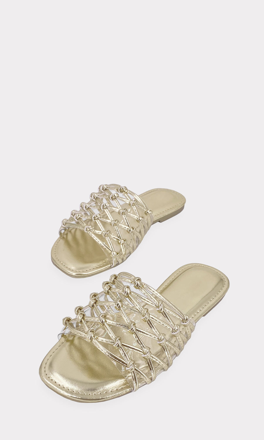 RUTH COMO COMBINAR CHANCLAS DORADAS CON VESTIDO LARGO ESTAMPADO DE RAYAS Y MAXI JOYERIA DORADA PARA VERSE CHIC EN DATES