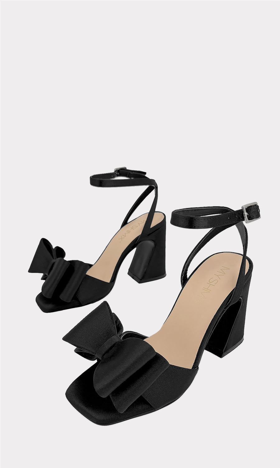 SABRINE OUTFIT DE FIESTA USANDO VESTIDO NEGRO DE LENTEJUELAS CON ZAPATILLAS ABIERTAS DE MOÑO Y BOLSO PEQUEÑO DE MANO