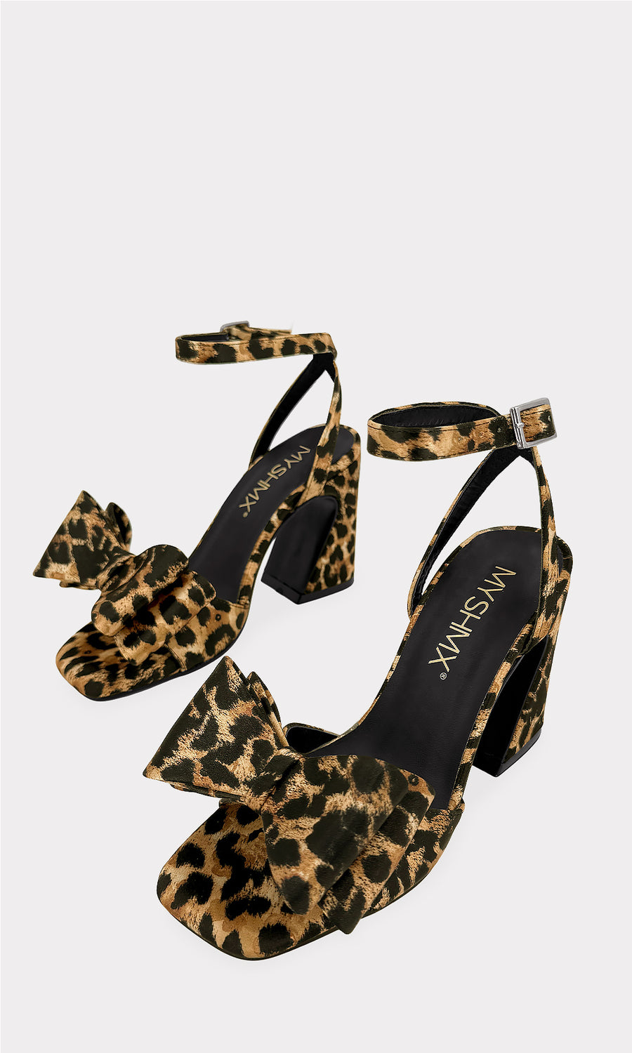 SABRINE FASHION LOOK COMBINANDO ZAPATILLAS ABIERTAS CON ESTAMPADO DE LEOPARDO Y VESTIDO LARGO DE TERCIOPELO CON BOLSO VINO