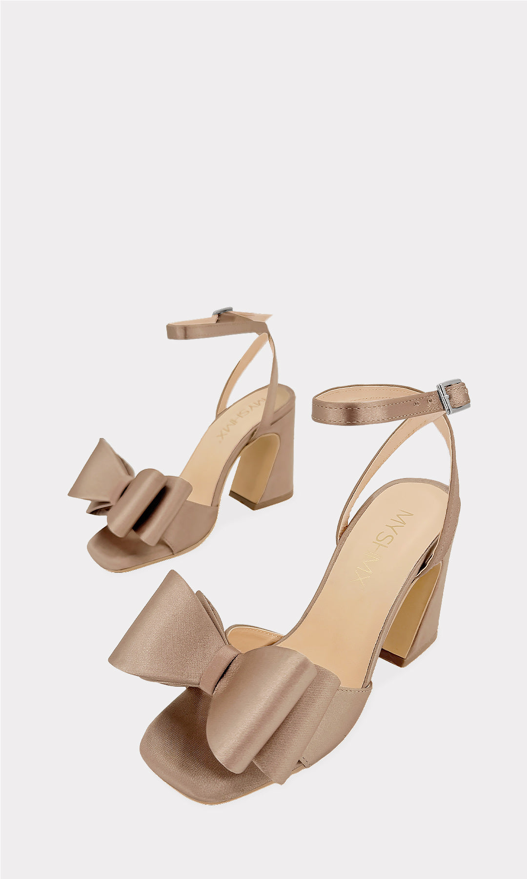 SABRINE ZAPATILLAS ABIERTAS DE PUNTA CUADRADA CONFECCIONADAS EN SATIN CON DOBLE MOÑO EN STRAP ARRIBA DE LOS DEDOS Y TACON ALTO DE 9 CM PARA MUJER 