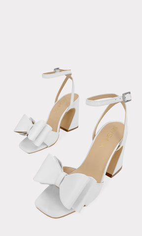 SABRINE ZAPATILLAS BLANCAS DE PUNTA CUADRADA ABIERTA CON MOÑO EN STRAP ARRIBA DE LOS DEDOS Y TACON ALTO DE 9 CM CO HEBILLA EN PULSERA TOBILLERA