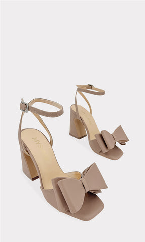 SABRINE ZAPATILLAS COLOR NUDE DE PUNTA CUADRADA CONFECCIONADAS EN CUERO SINTETICO CON TACON GRUESO DE 9 CM Y HEBILLA EN ANKLE STRAP PARA MUJER