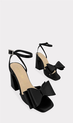 SABRINE ZAPATILLAS NEGRAS DE CUERO SINTETICO CON PUNTA CUADRADA ABIERTA CON DOBLE MOÑO EN CINTA ARRIBA DE LOS DEDOS Y TACON ALTO DE 9 CM PARA DAMA