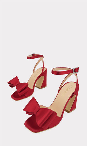 SABRINE ZAPATILLAS ROJAS DE PUNTA CUADRADA ABIERTA CON HEBILLA PEQUEÑA EN PULSERA Y TACON ALTO DE 9 CM CON MOÑO EN STRAP ARRIBA DE LOS DEDOS 