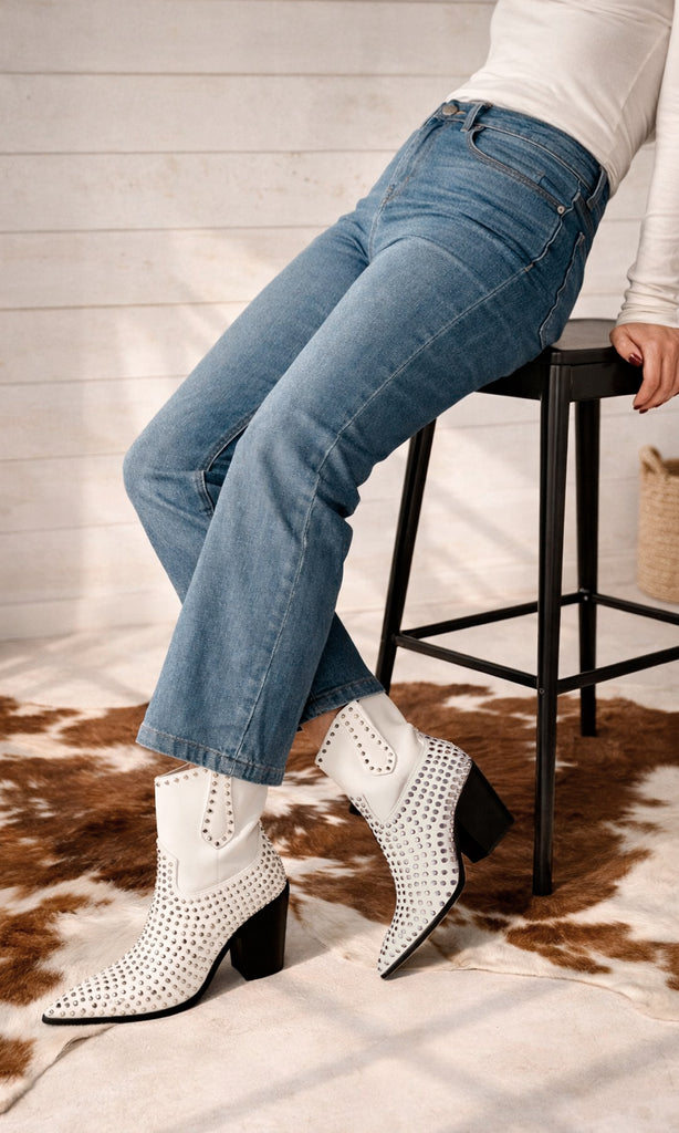 SAMARA LOOK CASUAL COMBINANDO JEANS DE TIRO ALTO CON BOTAS VAQUERAS BLANCAS DE TACON CUADRADO Y BLUSA CUELLO ALTO PARA VERSE TRENDY