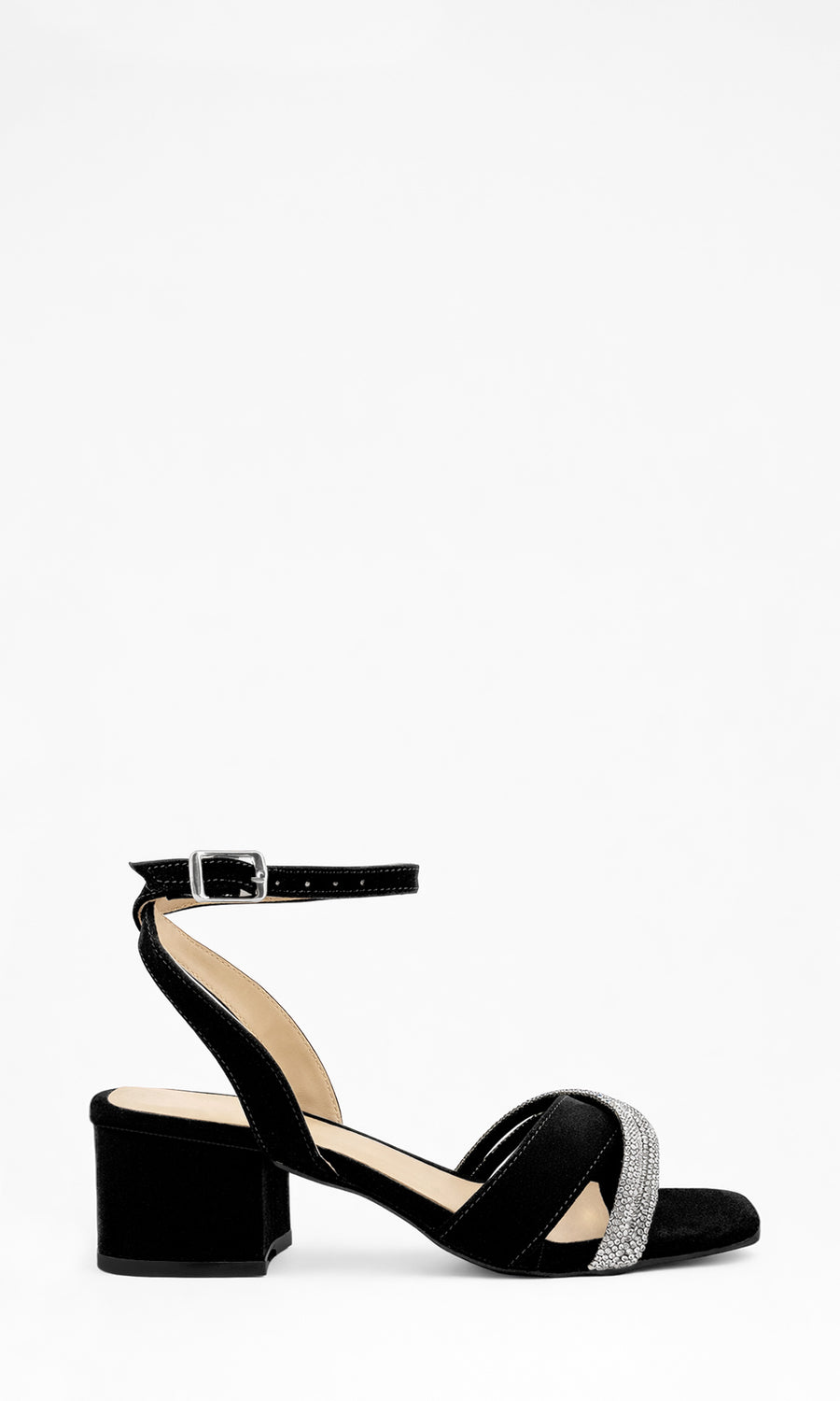 SANDIE OUTFIT DE NOCHE LUCIENDO VESTIDO NEGRO TIPO LENCERO CON DETALLES DE ENCAJE Y ZAPATILLAS DE TACON KITTEN CON BOLSO
