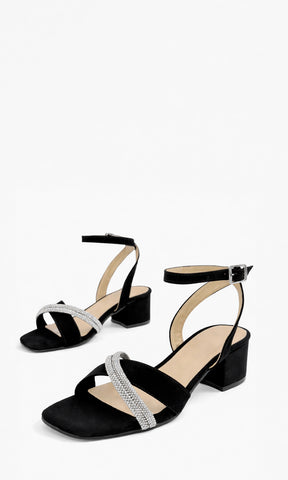 SANDIE ZAPATILLAS NEGRAS DE PUNTA CUADRADA ABIERTA CON STRAPS DE BRILLOS ARRIBA DE LOS DEDOS Y TACON CUADRADO DE 5.5 CM Y PULSERA TOBILLERA