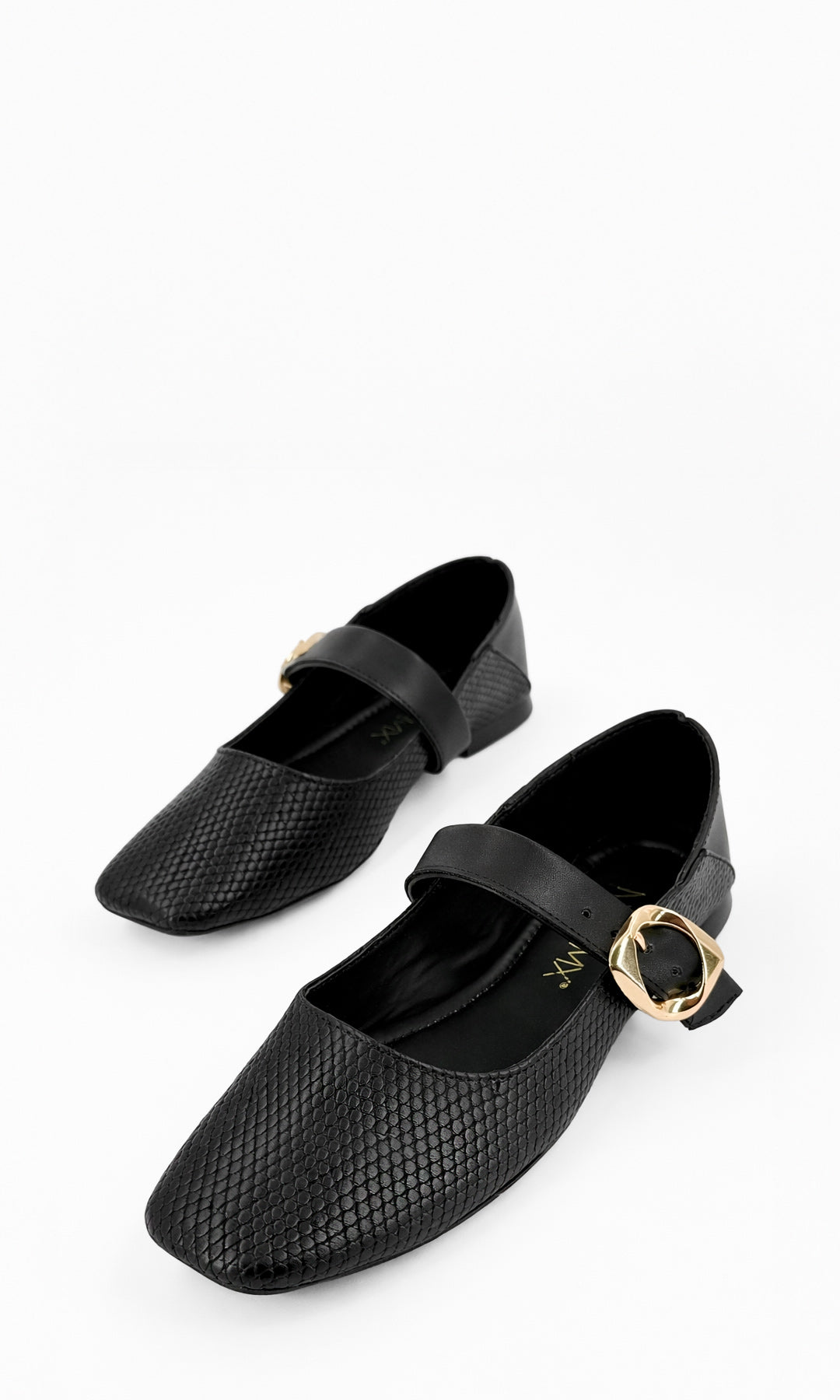 SARAH FLATS DE PUNTA CUADRADA COLOR NEGRO CON ACABADO EN SNAKE Y HEBILLA DORADA EN CORREA AL FRENTE 