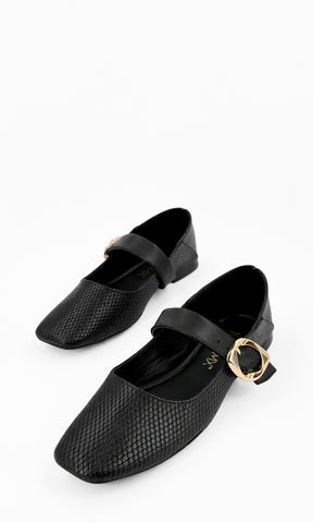 SARAH FLATS DE PUNTA CUADRADA COLOR NEGRO CON ACABADO EN SNAKE Y HEBILLA DORADA EN CORREA AL FRENTE 