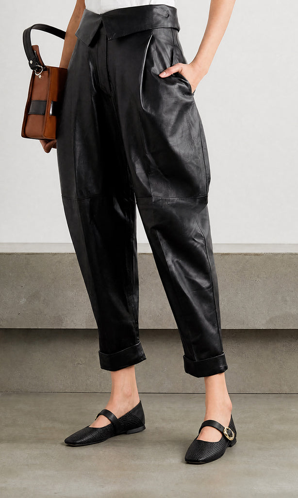 SARAH OLD MONEY LOOK USANDO ZAPATOS NEGROS MARY JANE CON PANTALON DE CUERO Y BLUSA BLANCA PARA VERSE SOFISTICADA EN SALIDAS