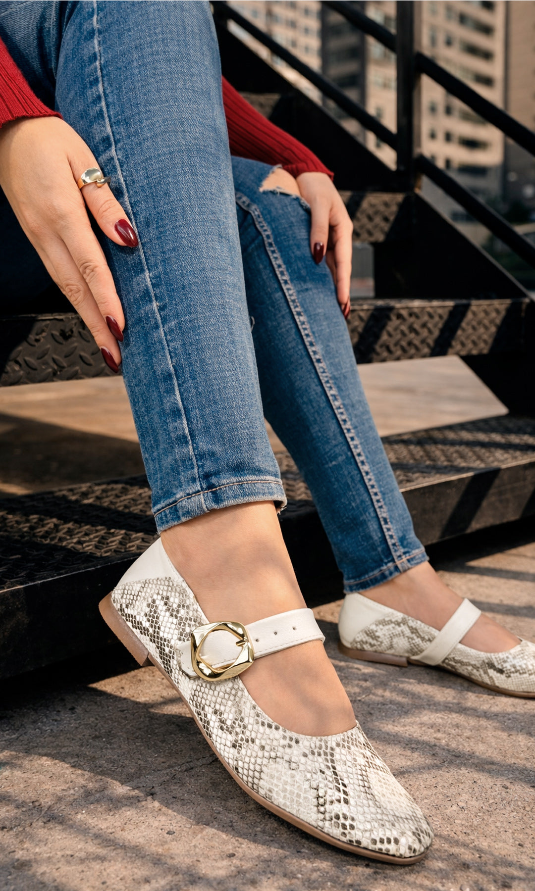 SARAH OUTFIT PARA USAR EN LA UNIVERSIDAD COMBINANDO SKINNY JEANS CON BLUSA BURGUNDY DE MANGA LARGA Y FLATS BLANCOS SNAKE