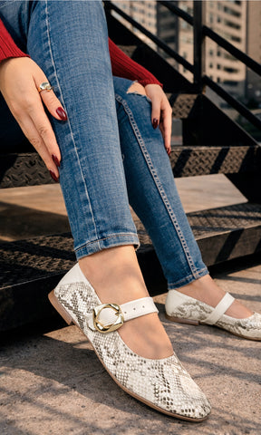 SARAH OUTFIT PARA USAR EN LA UNIVERSIDAD COMBINANDO SKINNY JEANS CON BLUSA BURGUNDY DE MANGA LARGA Y FLATS BLANCOS SNAKE