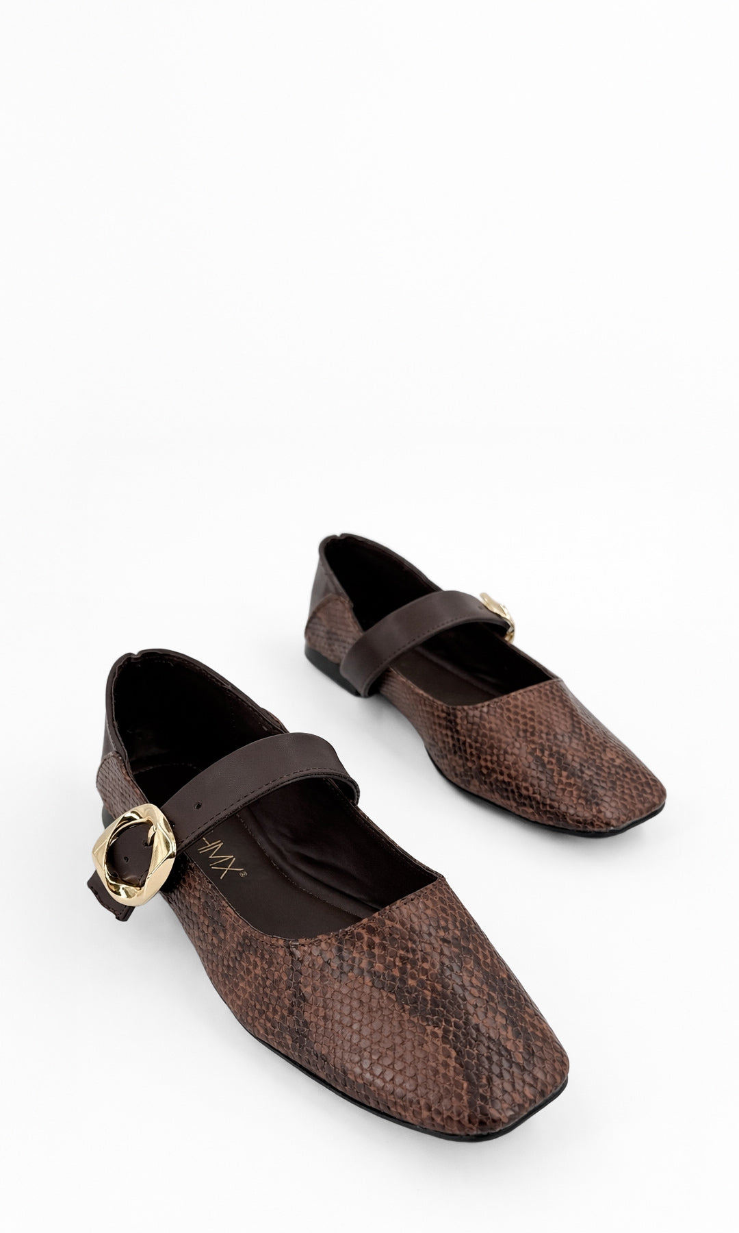 SARAH ZAPATILLAS DE PISO CON PUNTA CUADRADA COLOR CAFE Y ACABADO EN SNAKE CON HEBILLA DORADA EN CORREA AL FRENTE PARA MUJER 