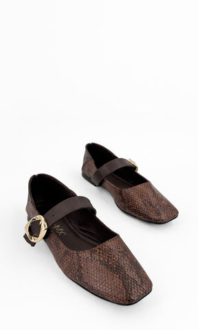SARAH ZAPATILLAS DE PISO CON PUNTA CUADRADA COLOR CAFE Y ACABADO EN SNAKE CON HEBILLA DORADA EN CORREA AL FRENTE PARA MUJER 