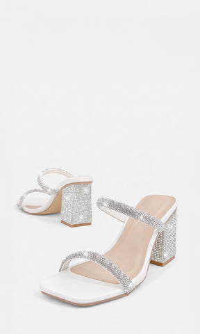 SASHA SANDALIAS DE TACON CUADRADO COLOR BLANCO CON ACABADO DE CUERO SINTETICO Y STRAP DE BRILLOS ARRIBA DE LOS DEDOS CON TACON GRUESO