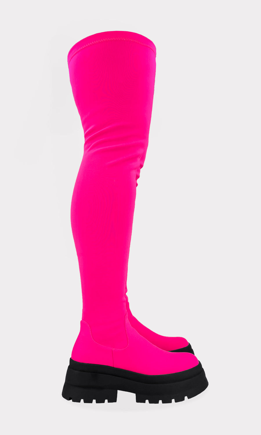 SCANDAL COMO COMBINAR BOTAS LARGAS COLOR ROSA NEON CON SHORT CORTO DE MEZCLILLA Y BLUSA NEGRA PARA LUCIR EN TENDENCIA