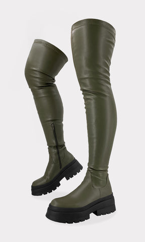 SCANDAL BOTAS OVER THE KNEE COLOR VERDE OLIVO CONFECCIONADAS EN CUERO SINTETICO CON SUELA DENTADA Y TACON BAJITO DE 7 CM PARA MUJER CHIC