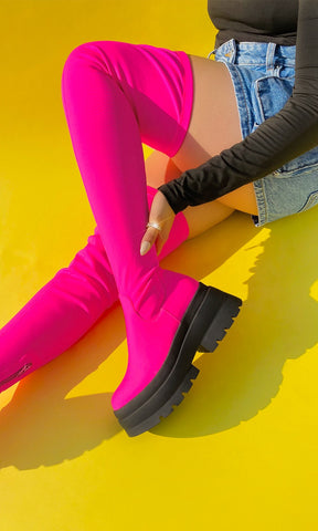 SCANDAL COMO COMBINAR BOTAS LARGAS COLOR ROSA NEON CON SHORT CORTO DE MEZCLILLA Y BLUSA NEGRA PARA LUCIR EN TENDENCIA