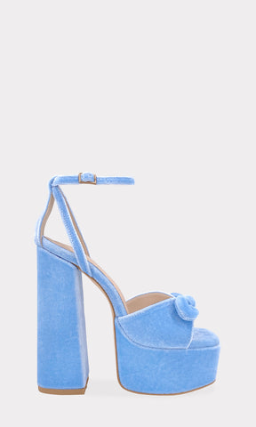 SEDUCTIVE MAXI PLATAFORMAS DE TERCIOPELO COLOR AZUL CIELO CON MOÑO EN STRAP ARRIBA DE LOS DEDOS