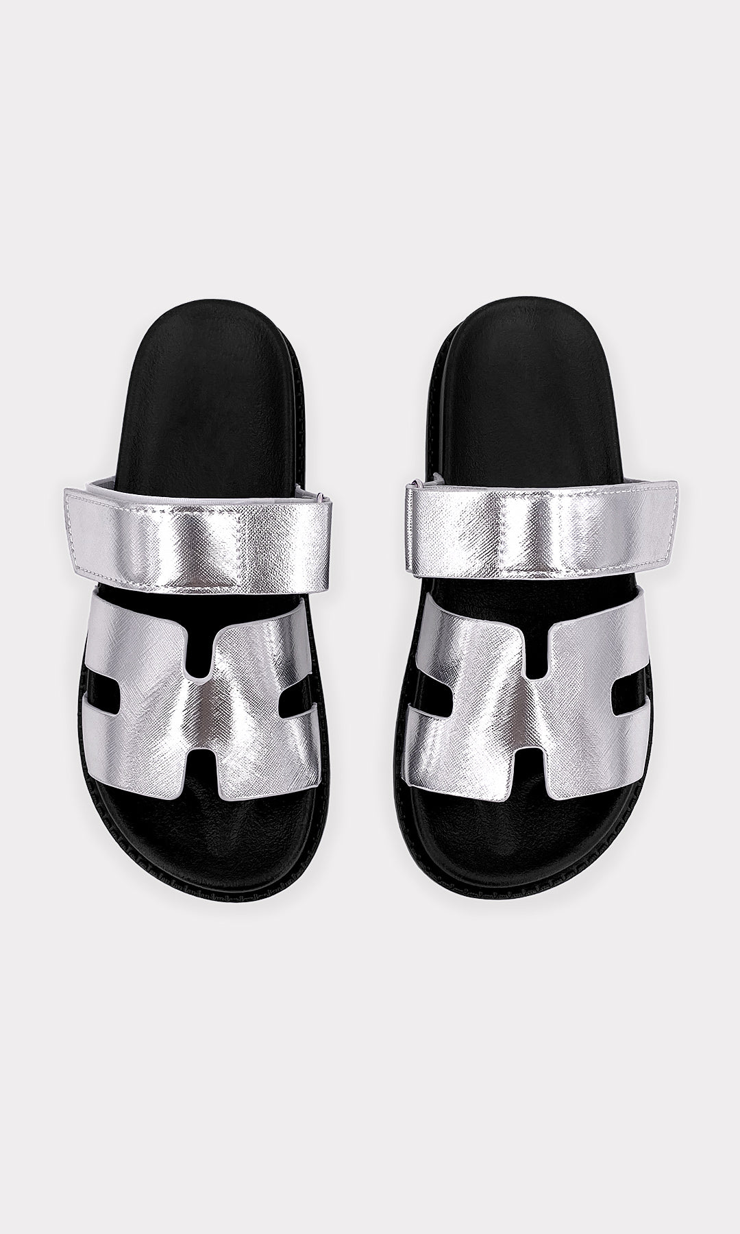 SERENA SANDALIAS PLATEADAS CONFECCIONADAS EN VINIPIEL METALICA CON STRAP DE VELCRO EN EMPEINE Y CINTA ANCHA ARRIBA DE LOS DEDOS PARA DAMA