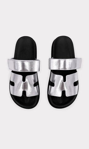 SERENA SANDALIAS PLATEADAS CONFECCIONADAS EN VINIPIEL METALICA CON STRAP DE VELCRO EN EMPEINE Y CINTA ANCHA ARRIBA DE LOS DEDOS PARA DAMA
