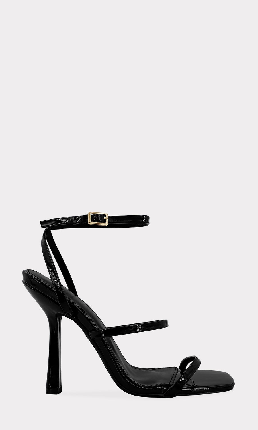 SEVYN ZAPATILLAS NEGRAS DE CHAROL PARA COMBINAR CON VESTIDO LARGO TIPO SUNSET Y UÑAS POSTIZAS BLANCAS CON ANILLO CHIC 