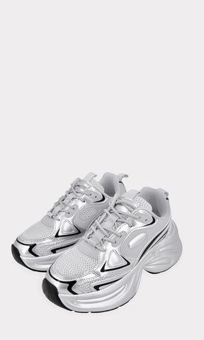 SHANNON DAD SNEAKERS PLATEADOS CON DETALLES DE MALLA ALREDEDOR Y RAYAS NEGRAS CON PLATAFORMA REDONDA DE 4 CM PARA DAMA