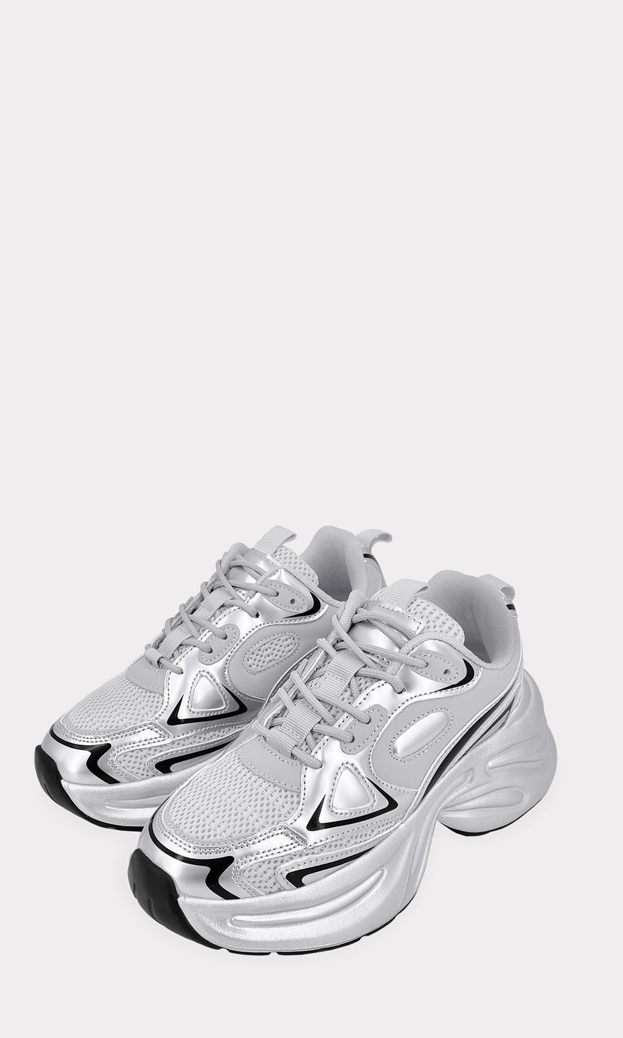 SHANNON STREET STYLE LOOK EN TENDENCIA USANDO DAD SNEAKERS PLATEADOS CON VESTIDO LARGO DE MESH Y ESTAMPADO DEGRADADO