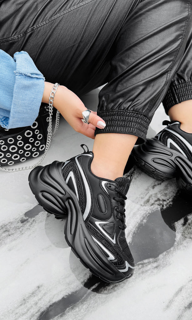 SHANNON FASHION GIRL USA TENIS NEGROS DE PLATAFORMA CON JOGGERS DE VINIPIEL Y CAMISA DE MEZCLILLA OVERSIZE A JUEGO CON BOLSO
