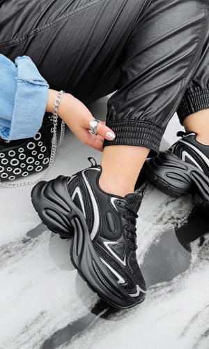 SHANNON FASHION GIRL USA TENIS NEGROS DE PLATAFORMA CON JOGGERS DE VINIPIEL Y CAMISA DE MEZCLILLA OVERSIZE A JUEGO CON BOLSO
