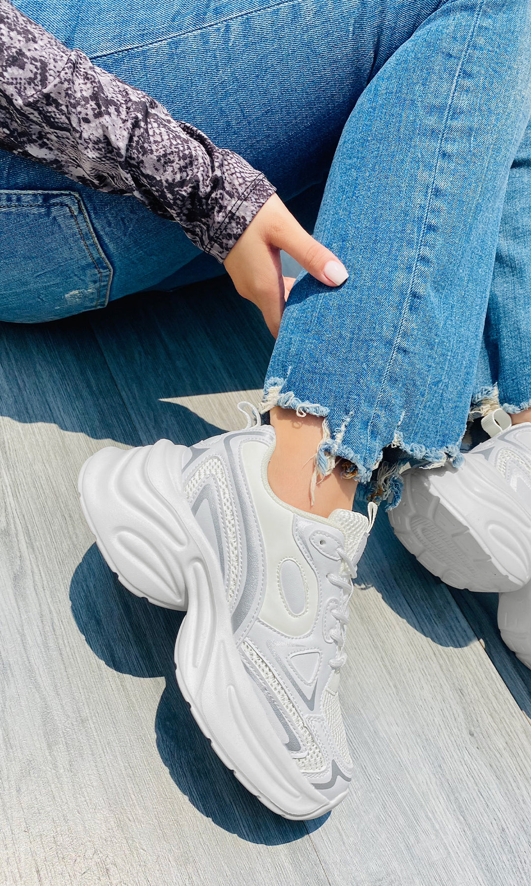 SHANNON LOOK CASUAL PARA IR A CLASES USANDO PANTALONES DE MEZCLILLA CON SNEAKERS BLANCOS Y BLUSA SNAKE DE MANGA LARGA 