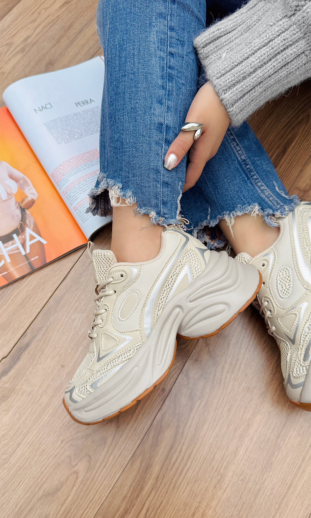 SHANNON LOOK PARA USAR EN DIAS NUBLADOS COMBINANDO SNEAKERS DE SUELA CHUNKY COLOR NUDE CON JEANS Y SUETER GRIS DE MANGA LARGA